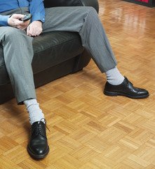 homme repos télévision parquet