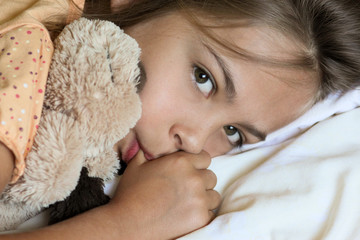 sucer son pouce avec sa peluche