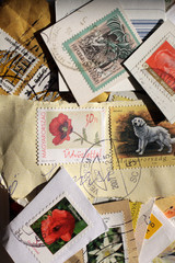 Briefmarken auf einem Haufen