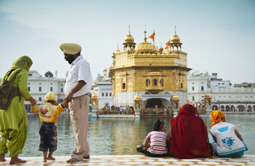 indische familie am  goldenen Tempel in Amritsar