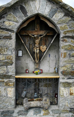 Oratorio con crocefisso in legno (Stelvio - Italia)
