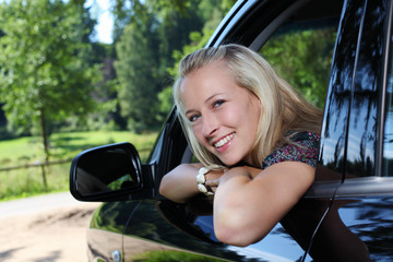 junge frau schaut aus einem auto