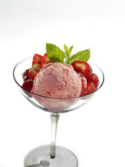 erdbeerbecher eis speiseeis erdbeerschale