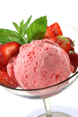 grosse kugel erdbeereis