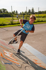 Kind fährt begeistert Roller im Skateboard Roller Park und übt
