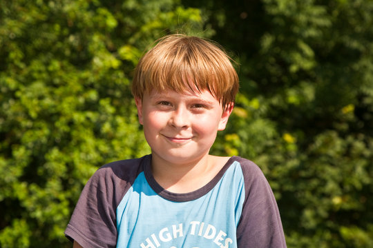 Kind hat Schweissperlen vom Sport im Gesicht