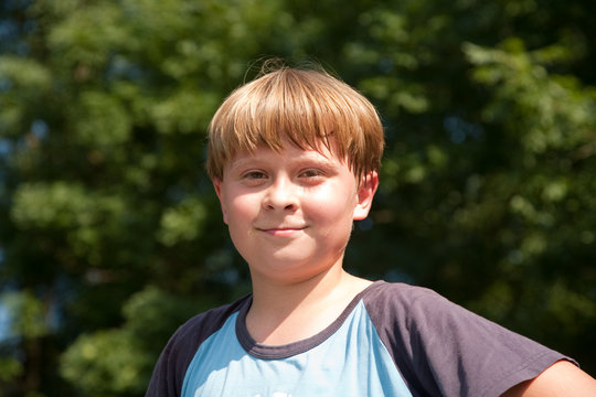 Kind hat Schweissperlen vom Sport im Gesicht