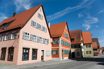 alte Häuserfassaden, Dinkelsbühl, Altstadt, vor blauem Himmel