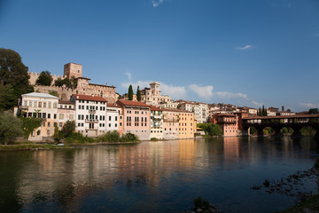 die alte Br&uuml;cke &uuml;berspannt den Brenta bei Basano del Grappa