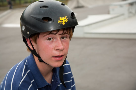 Jugendlicher mit Schweissperlen vom Bike fahren