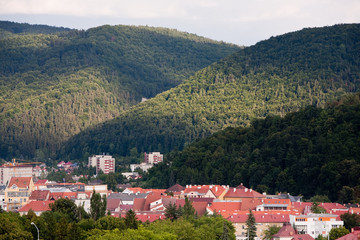 Fototapeta na wymiar Landschaft mit Gebirge und Stadt