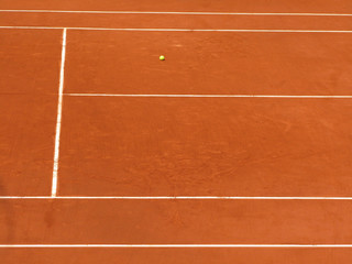 balle de tennis sur terre battue