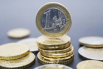 Euromünzen mit hervorgehobener 1-Euro-Münze