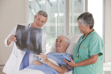 Obraz premium doctor and nurse with patient