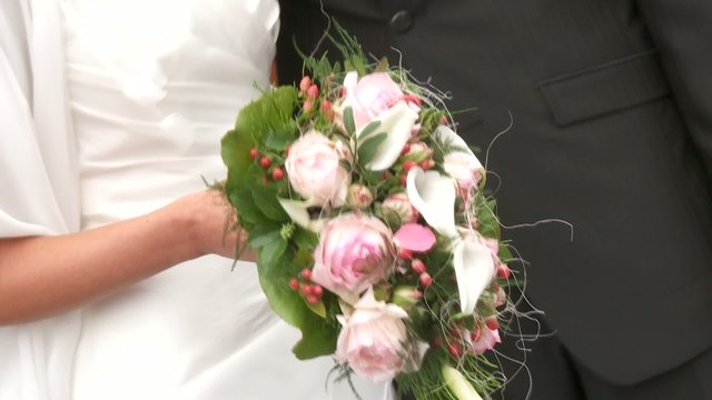 Brautpaar mit Blumen