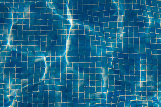 piscine baignade eau bleu &eacute;t&eacute; soleil carreau carrelage reflet