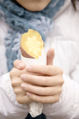 焼き芋を持つ手