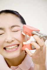 噛まれる女性