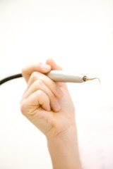 歯の治療をする手