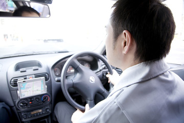Obraz premium 車を運転するビジネスマン