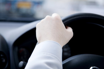車を運転するビジネスマンの手元