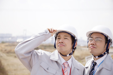 現場を視察するビジネスマン