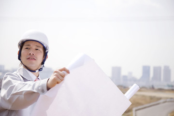 図面を確認するビジネスマン