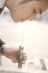 水道水を飲むビジネスマン