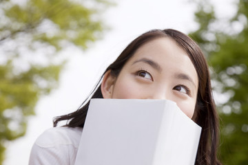 Fototapeta premium 外で本を読む女性