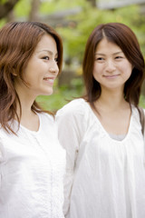 Obraz premium 散歩をしながら会話をする2人の女性