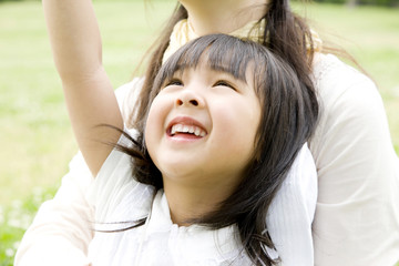 母親と遊ぶ女の子