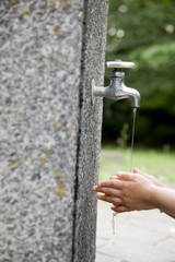 水道で手を洗う女の子