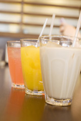 テーブルに並べられた飲み物