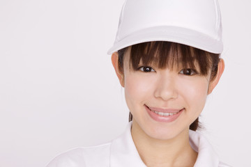 運送会社でアルバイトをする女性