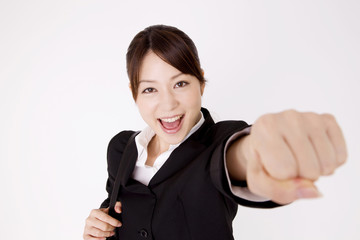ガッツポーズをする女性