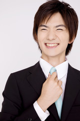 ネクタイを直す男性