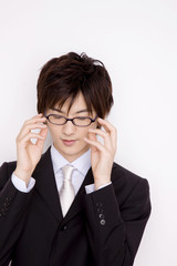 メガネをかける男性