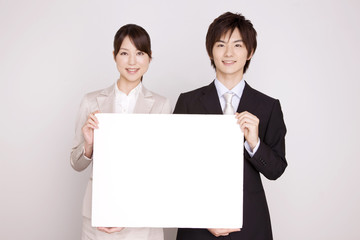 メッセージボードを持った男女