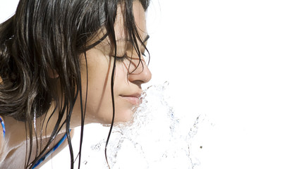 viso di donna con acqua fresca