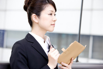 考え事をする女性