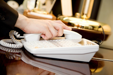 電話を取るビジネスマンの手元