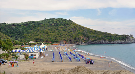 Fototapeta na wymiar Coastal wlot i plaży i kąpieliska, Marina miasta Camerota, Włochy