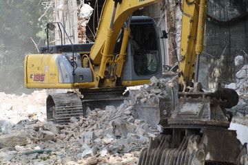 Demoliendo una antigua fabrica.