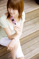 携帯電話をいじる女性