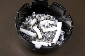吸殻の入った灰皿