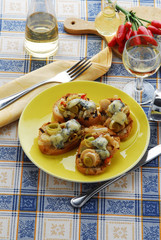 Crostini al porro e gorgonzola - Antipasti della toscana
