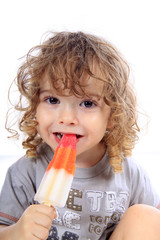Enfant qui mange une glace