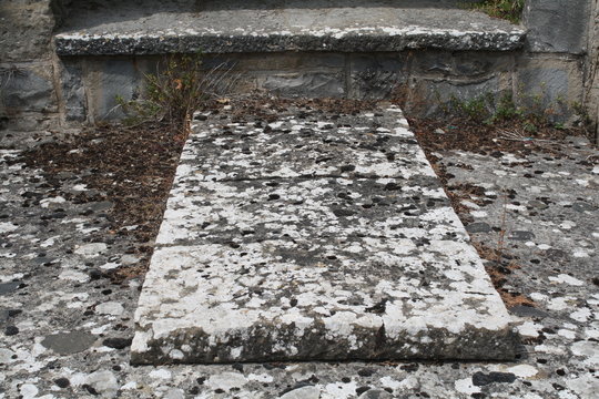 Tumba anonima del siglo XVIII en el cementerio de Pamplona.