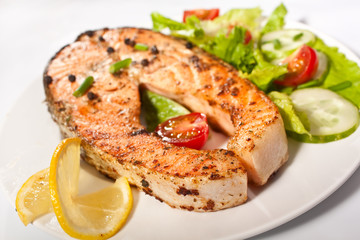 salmon with vegetables and lemon