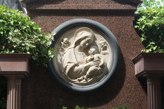 La virgen Maria y el ni&ntilde;o Jesus, cementerio de Pamplona.